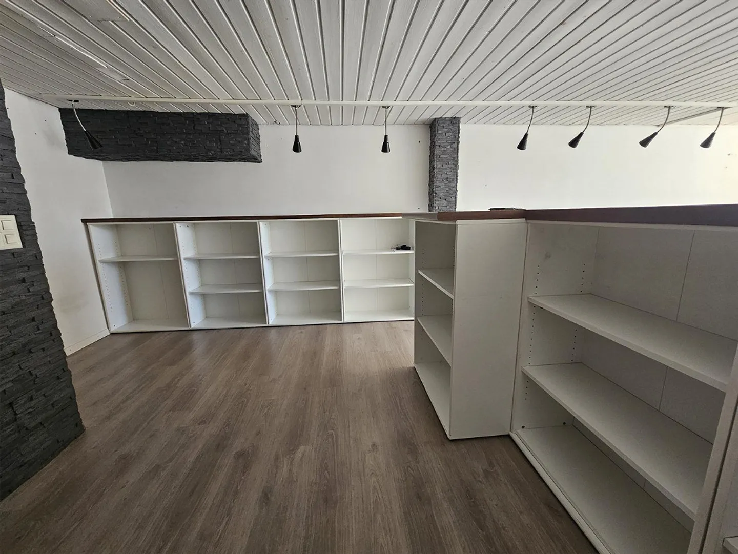 Negozio con magazzino - Foto 3 di 11