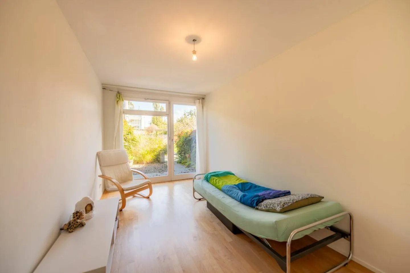 Moderne, lichtdurchflutete Parterrewohnung mit Ost- und Westgarten - Foto 13 von 24