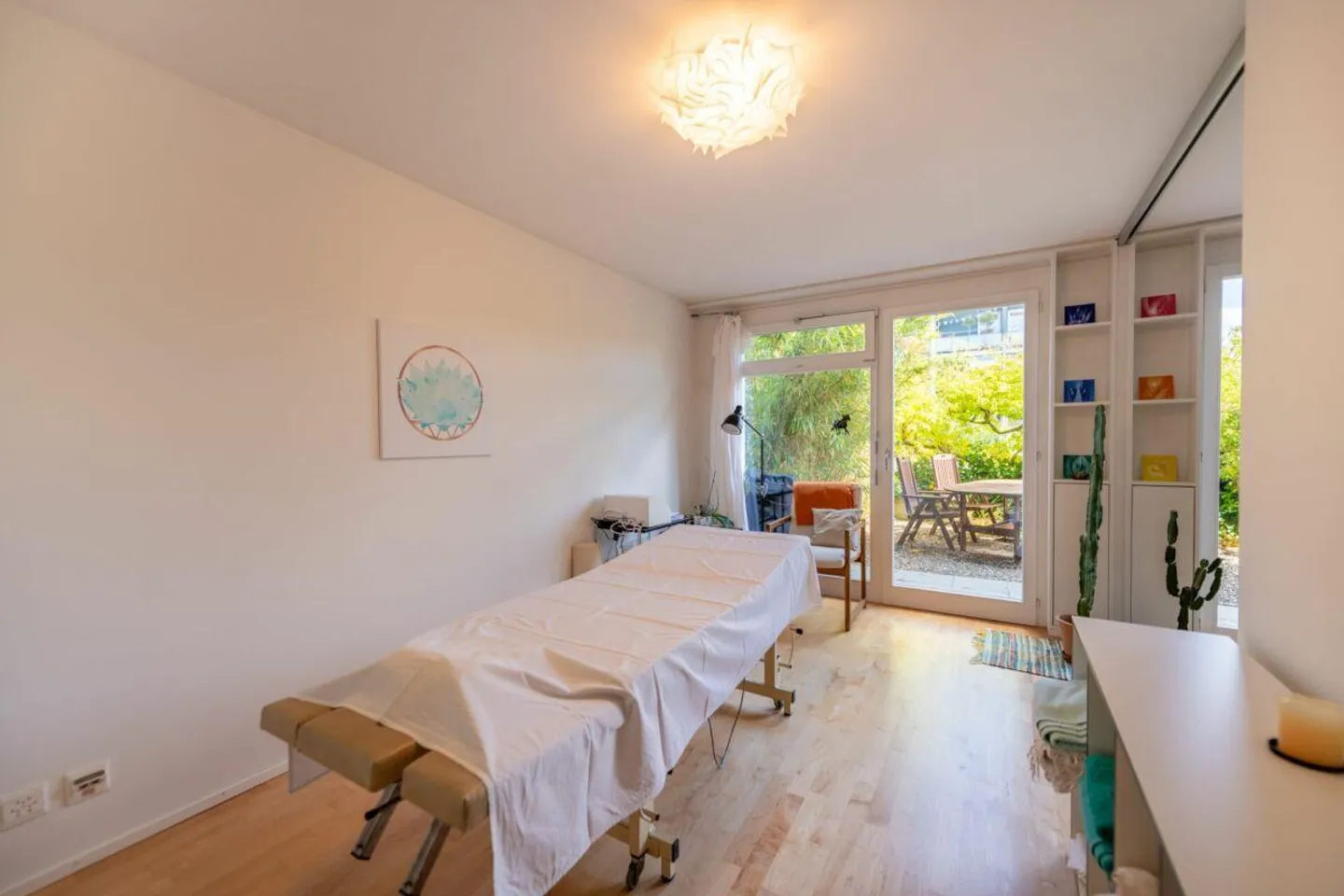 Moderne, lichtdurchflutete Parterrewohnung mit Ost- und Westgarten - Foto 11 von 24