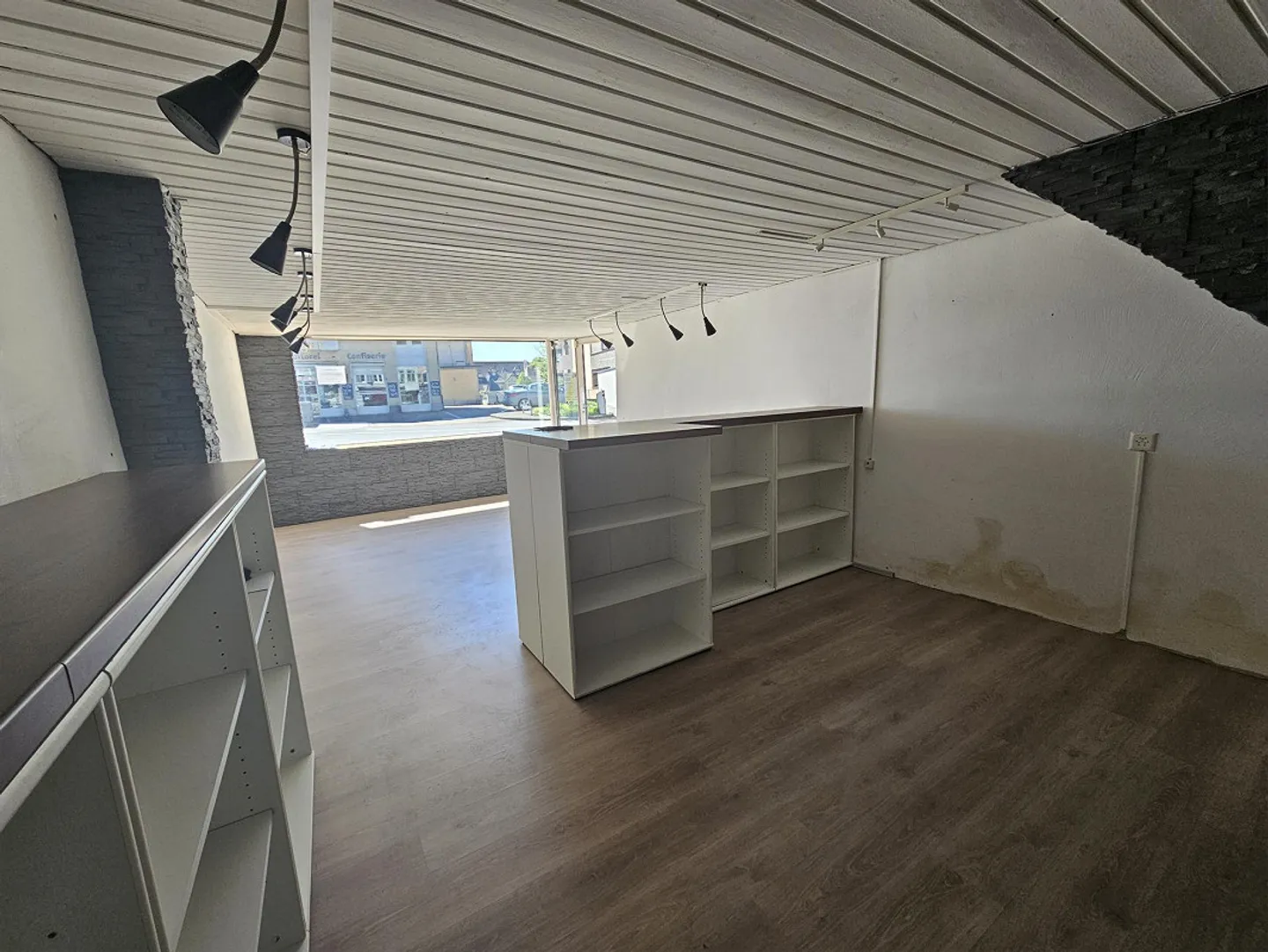 Negozio con magazzino - Foto 2 di 11