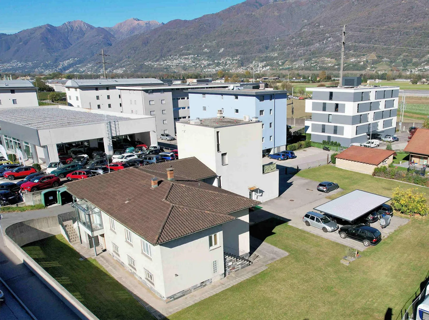 Modern villa and multi-family building with building land - Photo 4 of 16