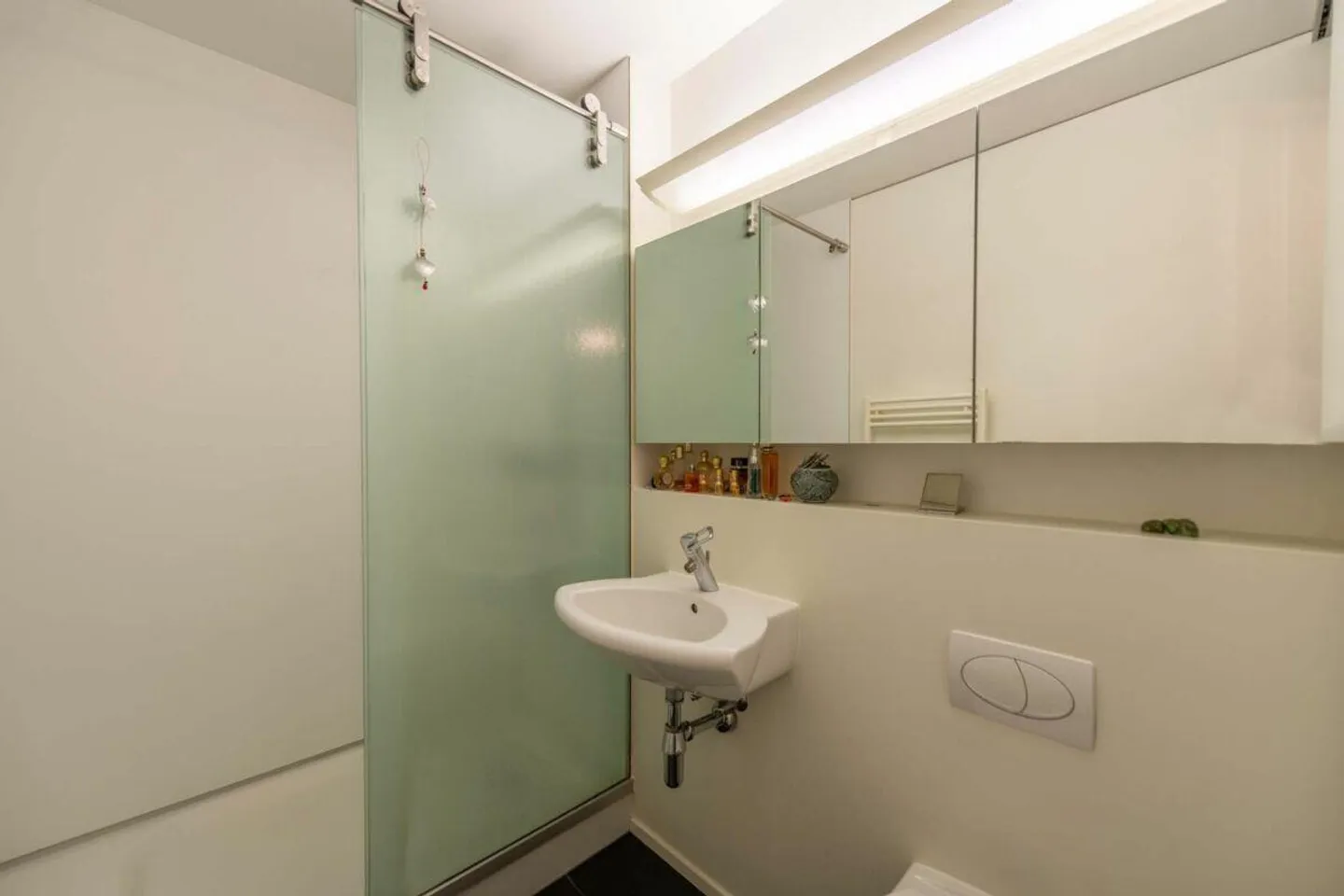 Moderne, lichtdurchflutete Parterrewohnung mit Ost- und Westgarten - Foto 17 von 24