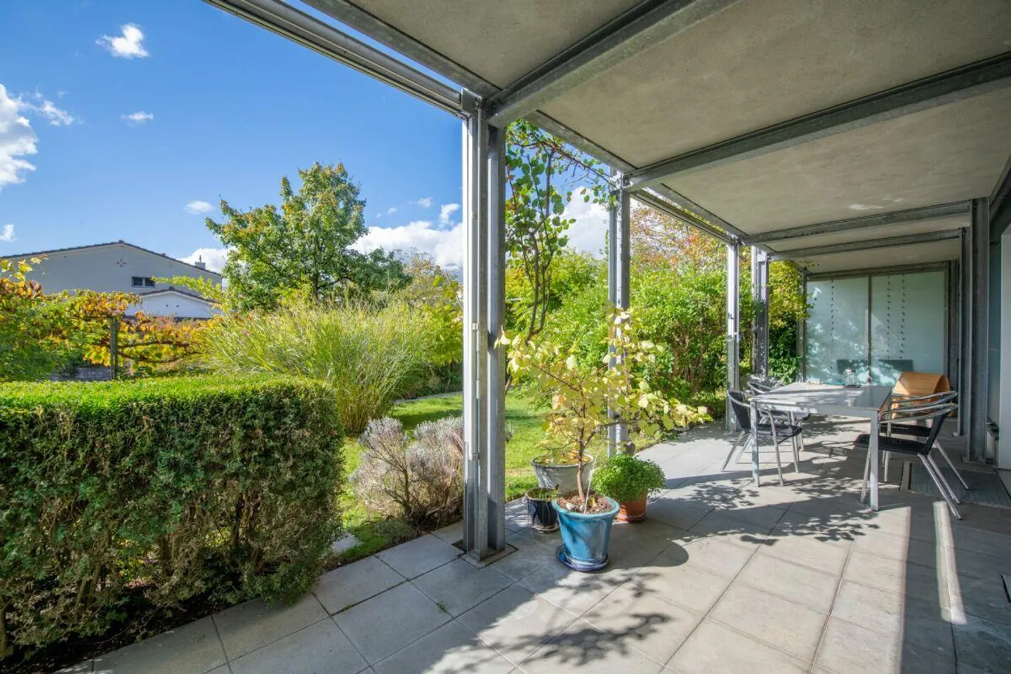 Moderne, lichtdurchflutete Parterrewohnung mit Ost- und Westgarten - Foto 18 von 24