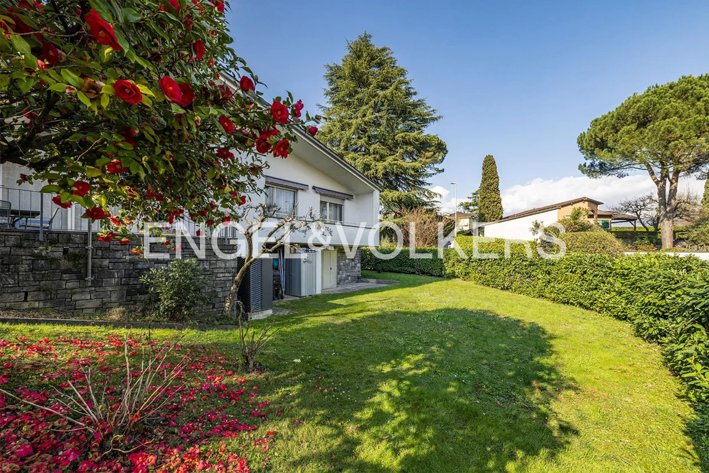 Independent villa with building land - Photo 2 of 12