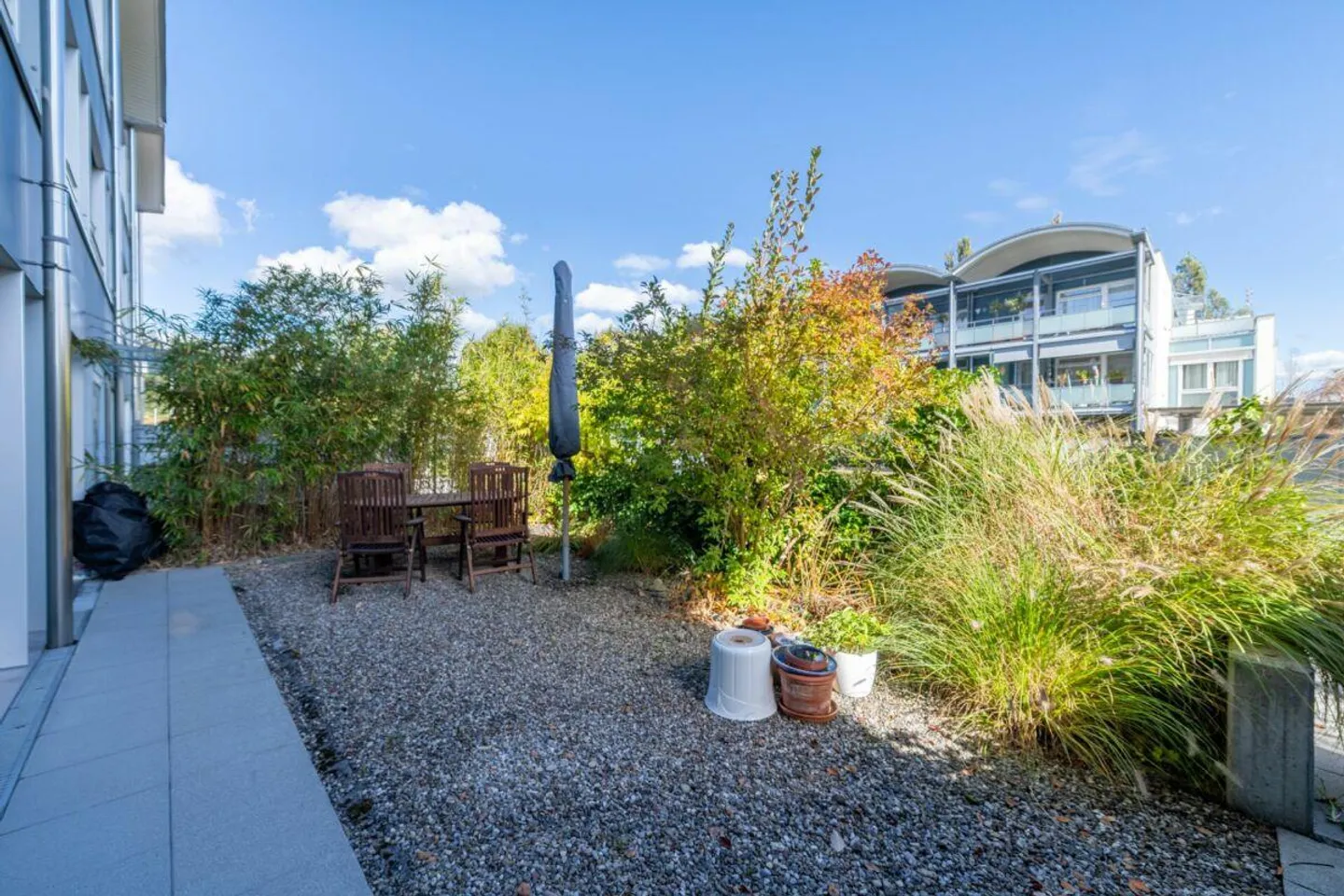 Moderne, lichtdurchflutete Parterrewohnung mit Ost- und Westgarten - Foto 20 von 24