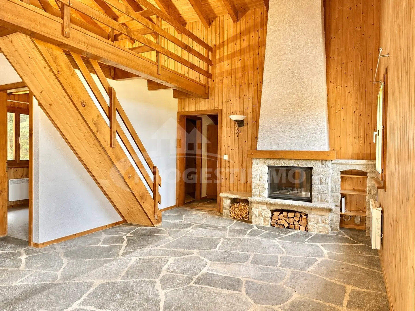 Charming chalet with exceptional panoramic view - Photo 2 of 12