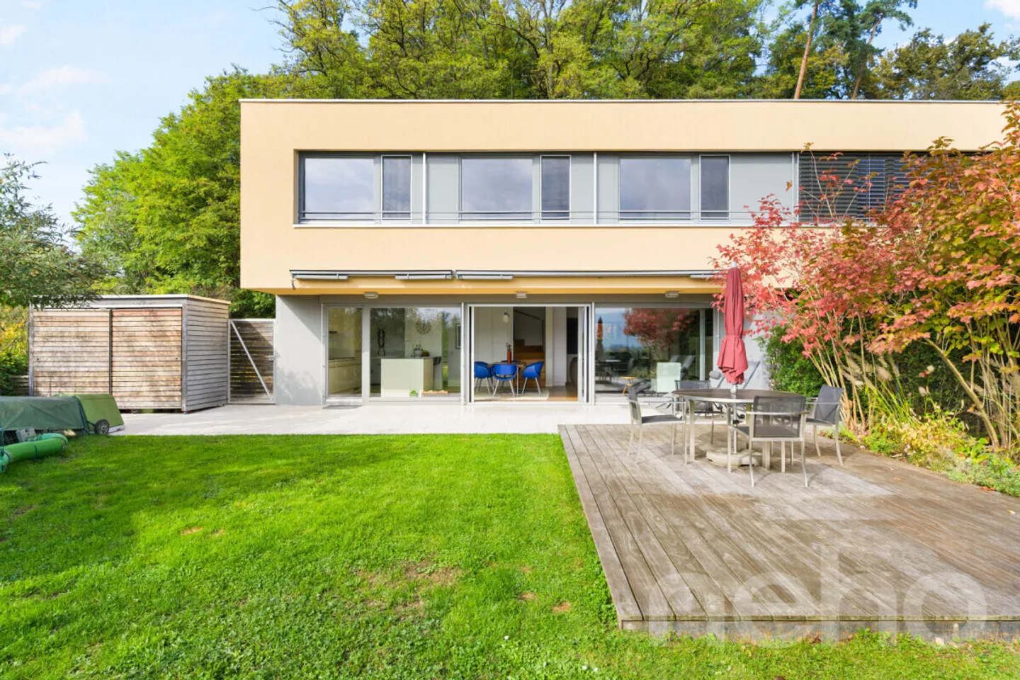 Elegante casa bifamiliare con giardino e vista panoramica a Reinach - Foto 2 di 13