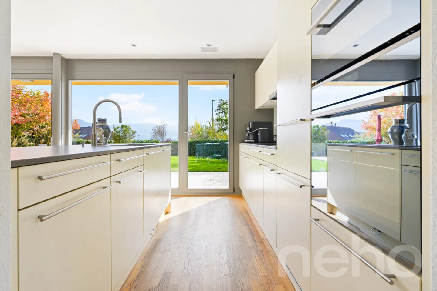 Elegante casa bifamiliare con giardino e vista panoramica a Reinach - Foto 7 di 13