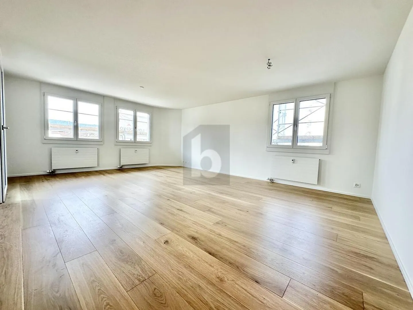 CENTRAL AND BRIGHT IN OWNERSHIP STANDARD - Photo 2 of 6