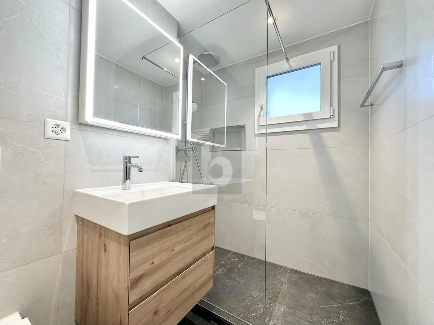 CENTRAL AND BRIGHT IN OWNERSHIP STANDARD - Photo 4 of 6