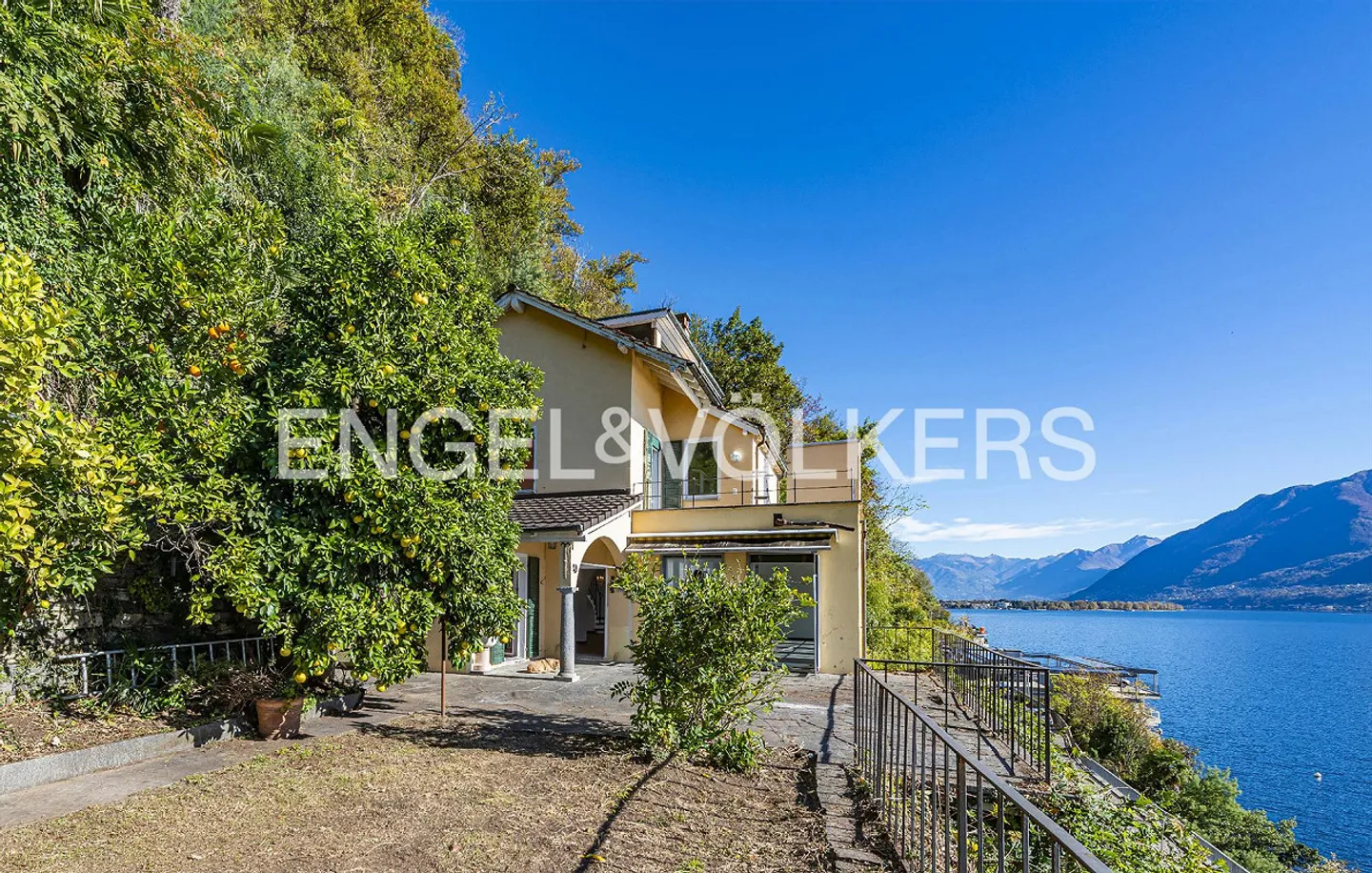 Casa con potenziale e parcella privata sul lago (34) - Foto 1 di 11