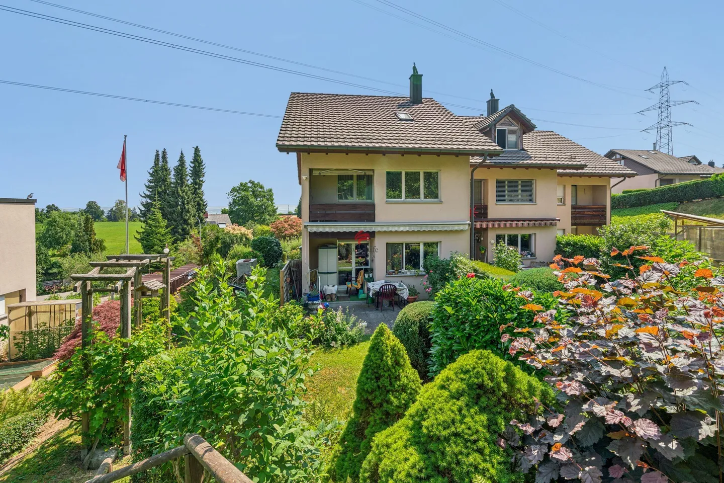 Maison de ville avec de nombreuses possibilités d'aménagement et jardin - Photo 1 sur 10