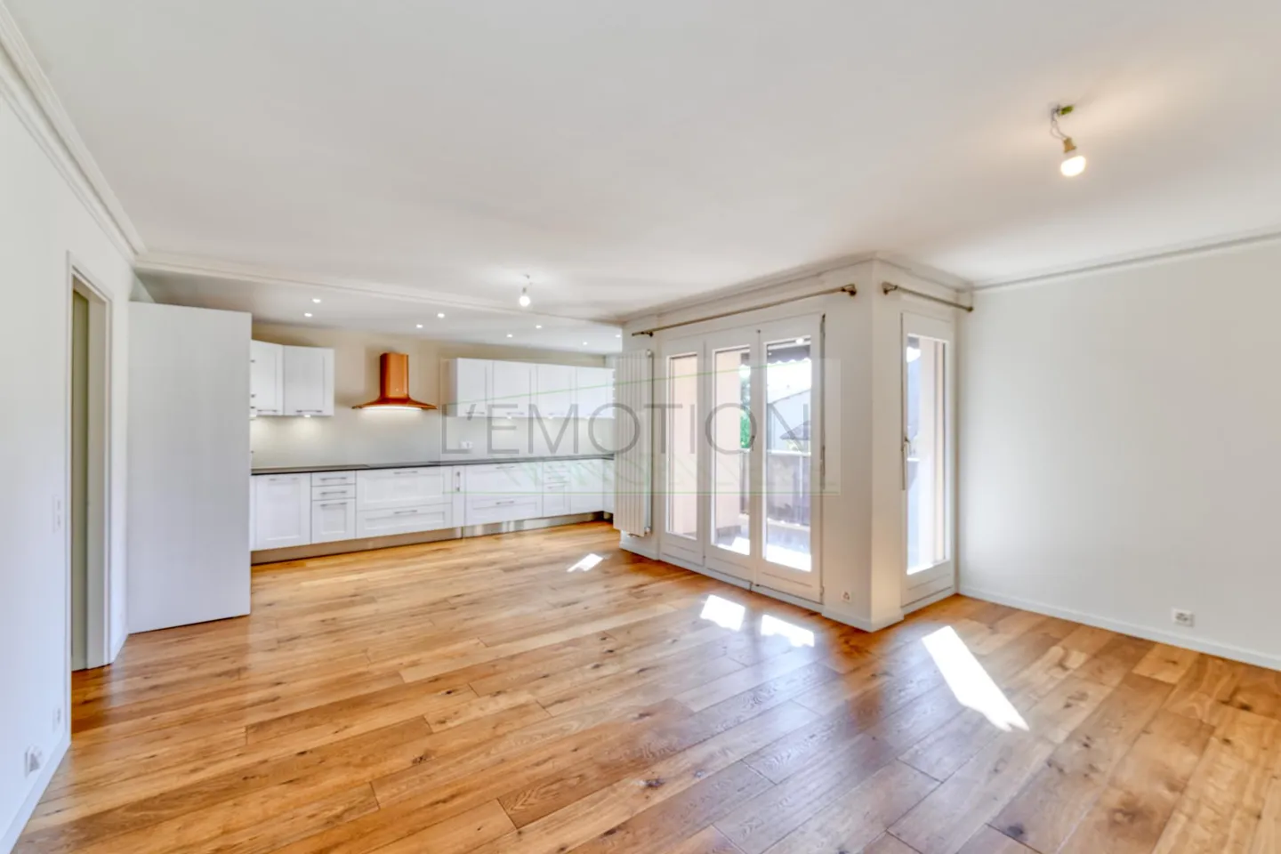 Elegant 5-Room Apartment in Corsier - Photo 3 of 19