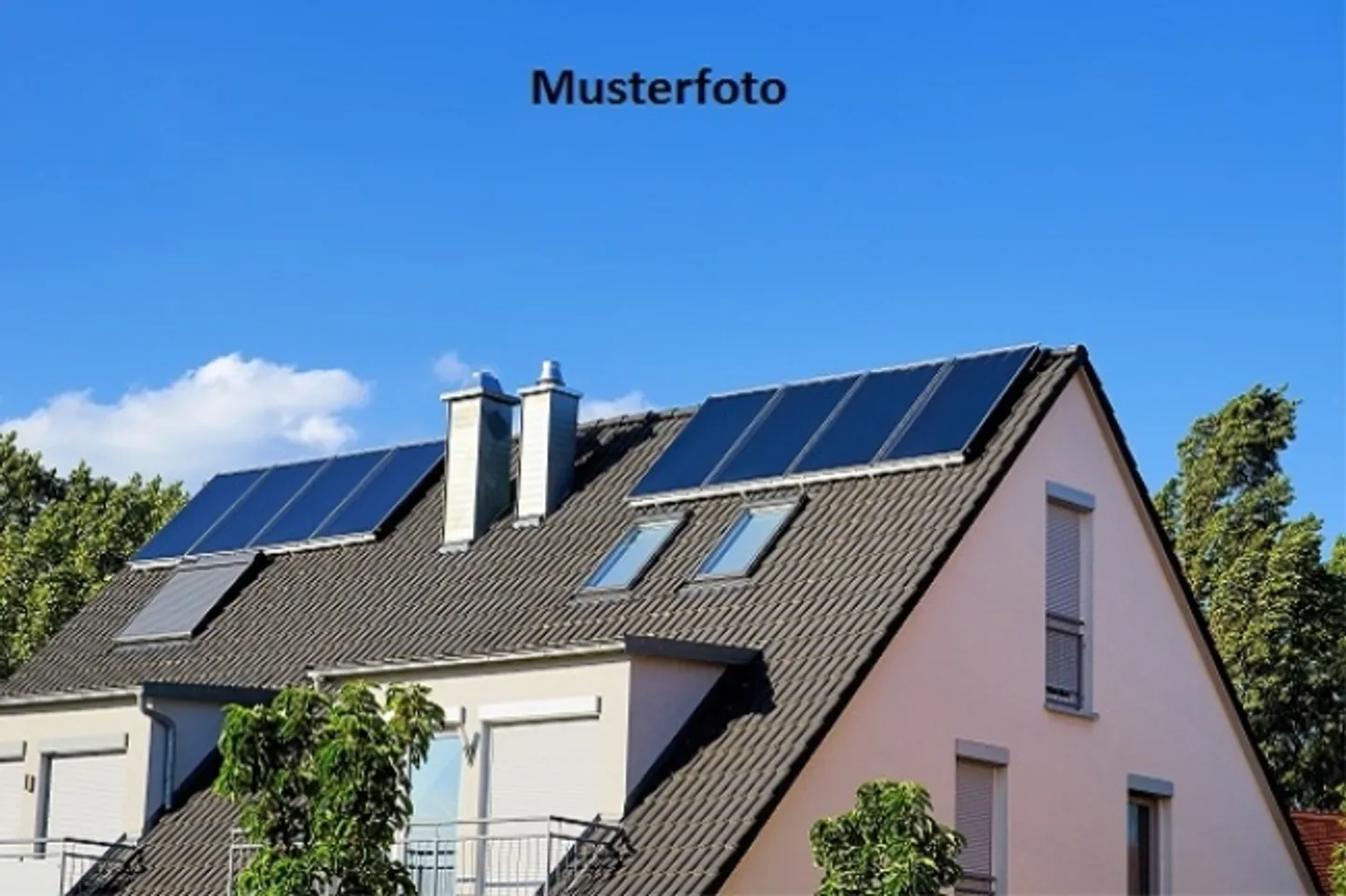 *Edificio residenziale con area giardino* - Foto 1 di 1