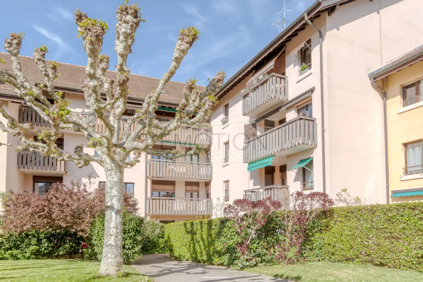 Elegant 5-Room Apartment in Corsier - Photo 15 of 19