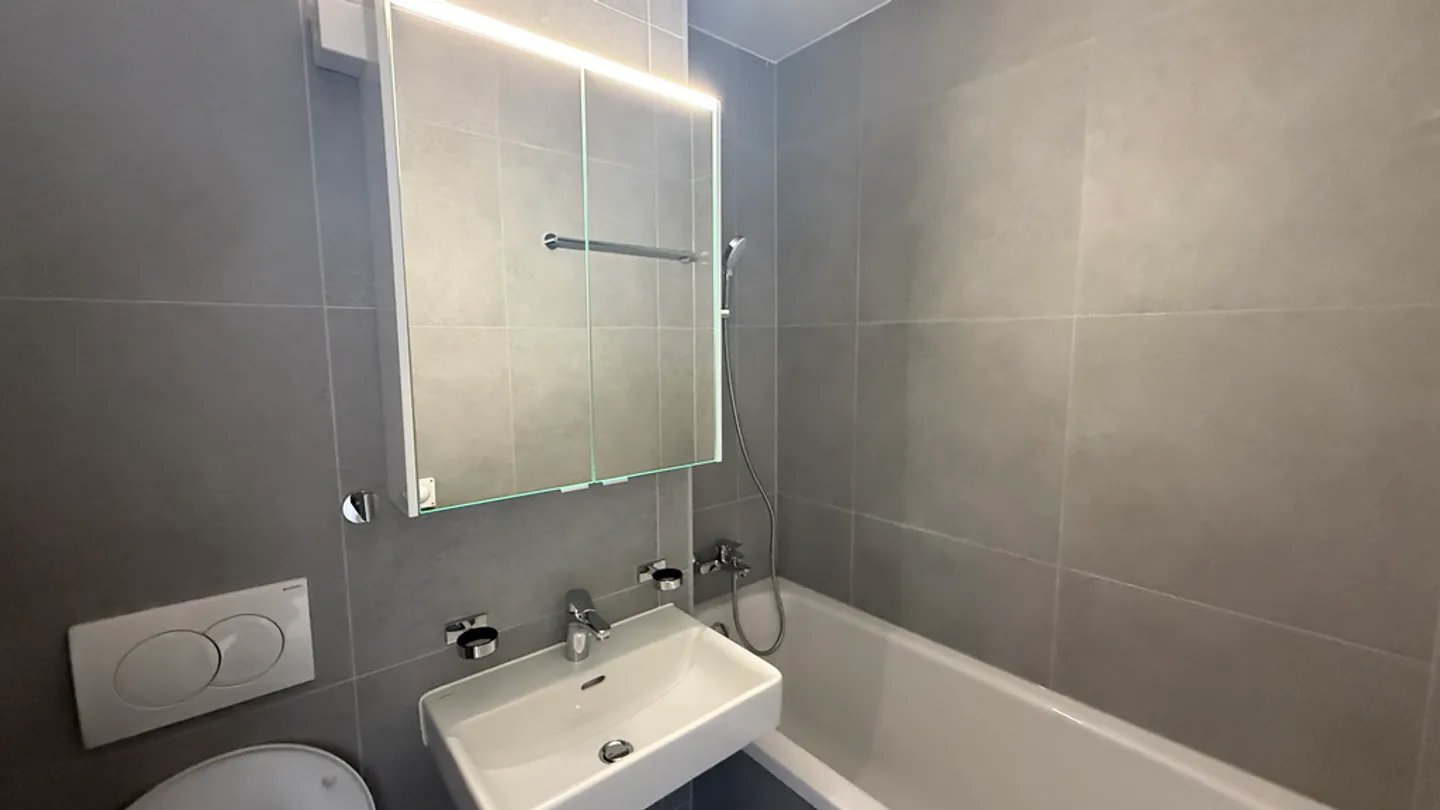 Renovated 2-room apartment for rent on the first floor (127) - Photo 5 of 6