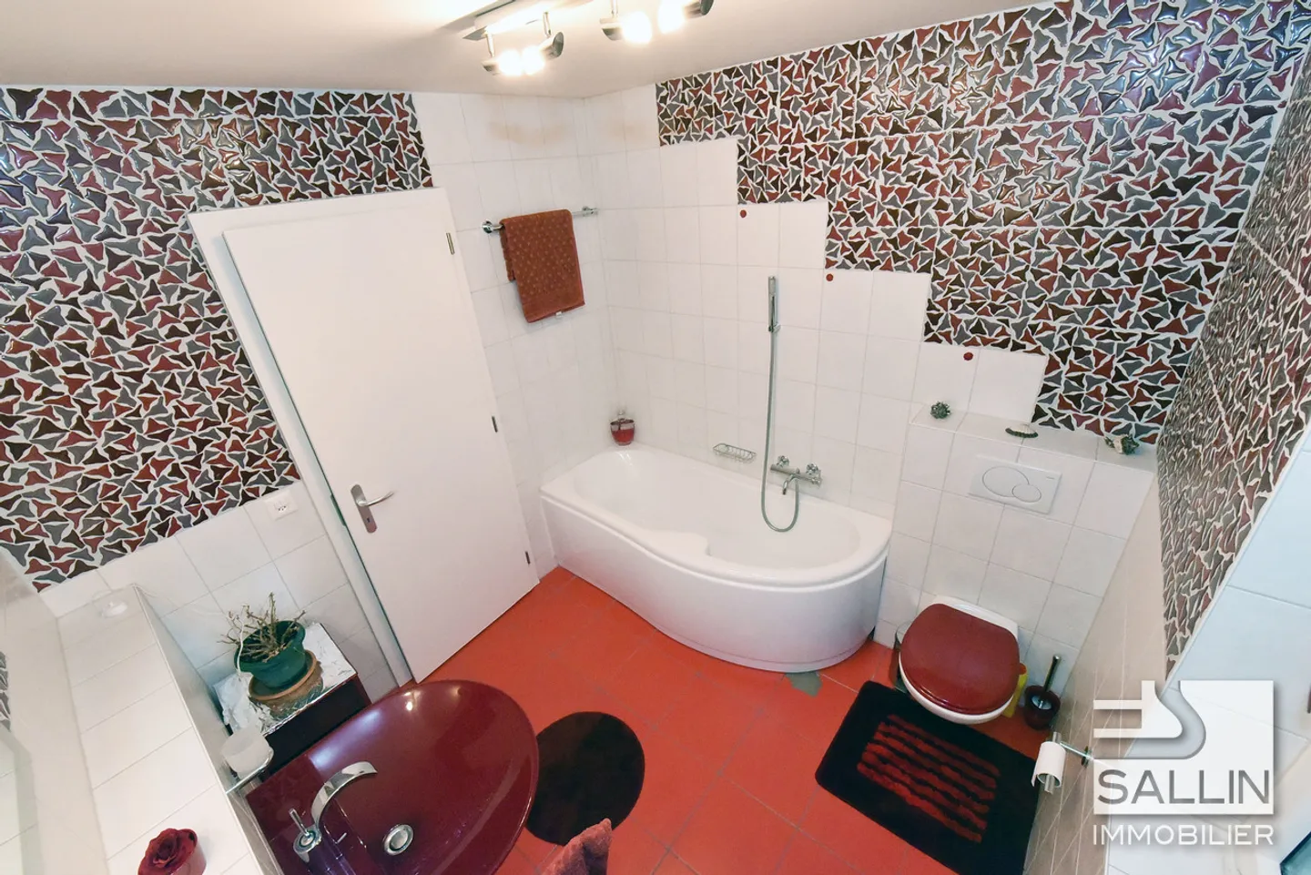 Casa spaziosa con giardino - Foto 6 di 7