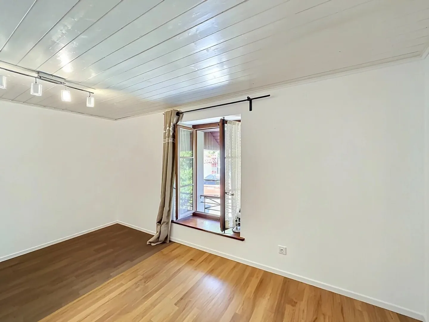 Charming Duplex Apartment - Photo 11 of 13