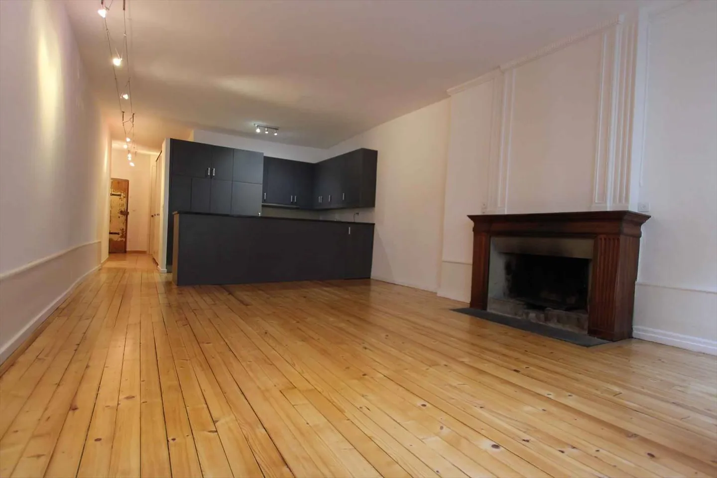 2.5 Room Apartment - Photo 2 of 6