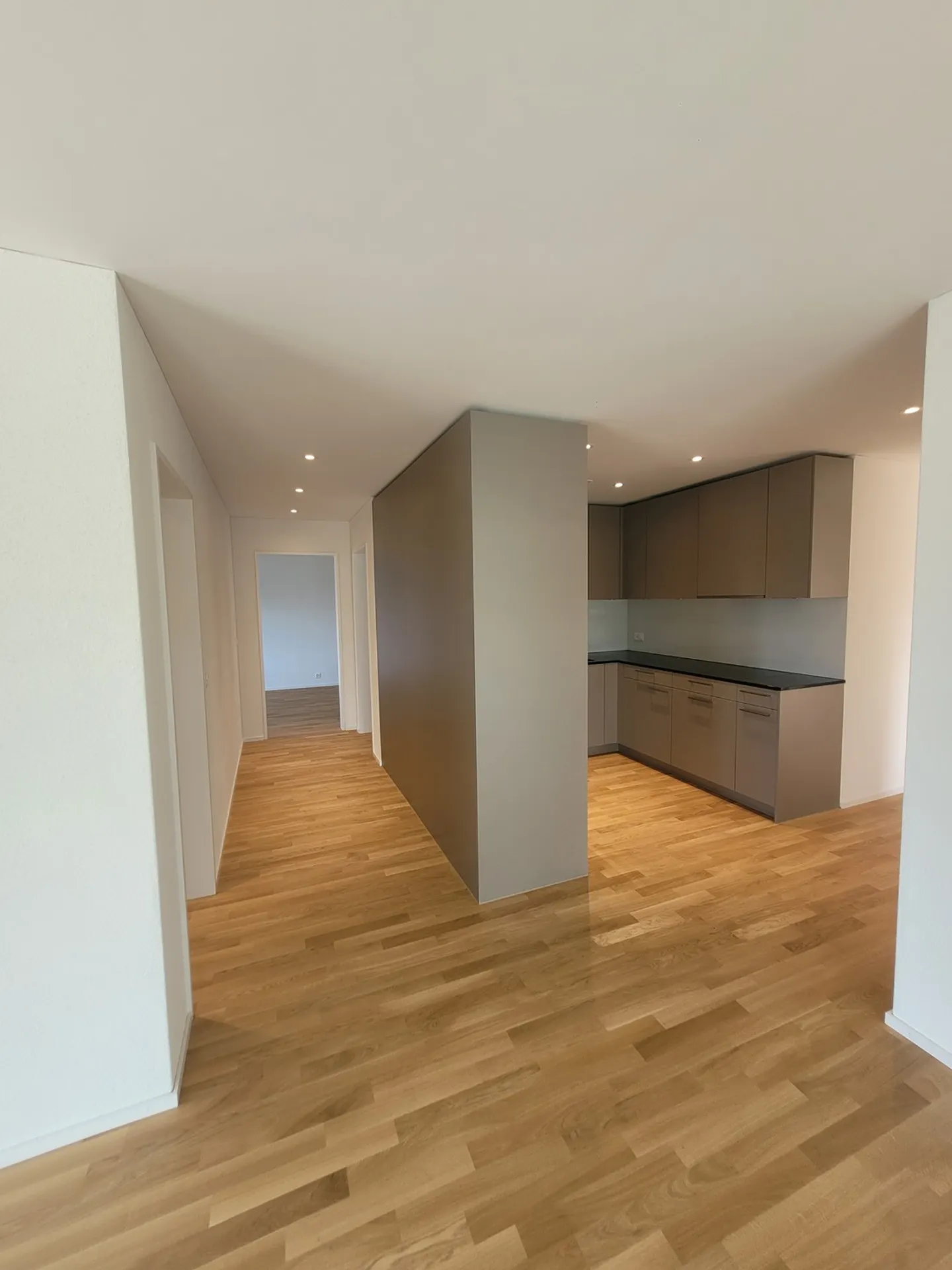 First occupancy in HIGH FIVE – Spacious 4.5-room apartment with winter garden & balcony - Photo 1 of 12