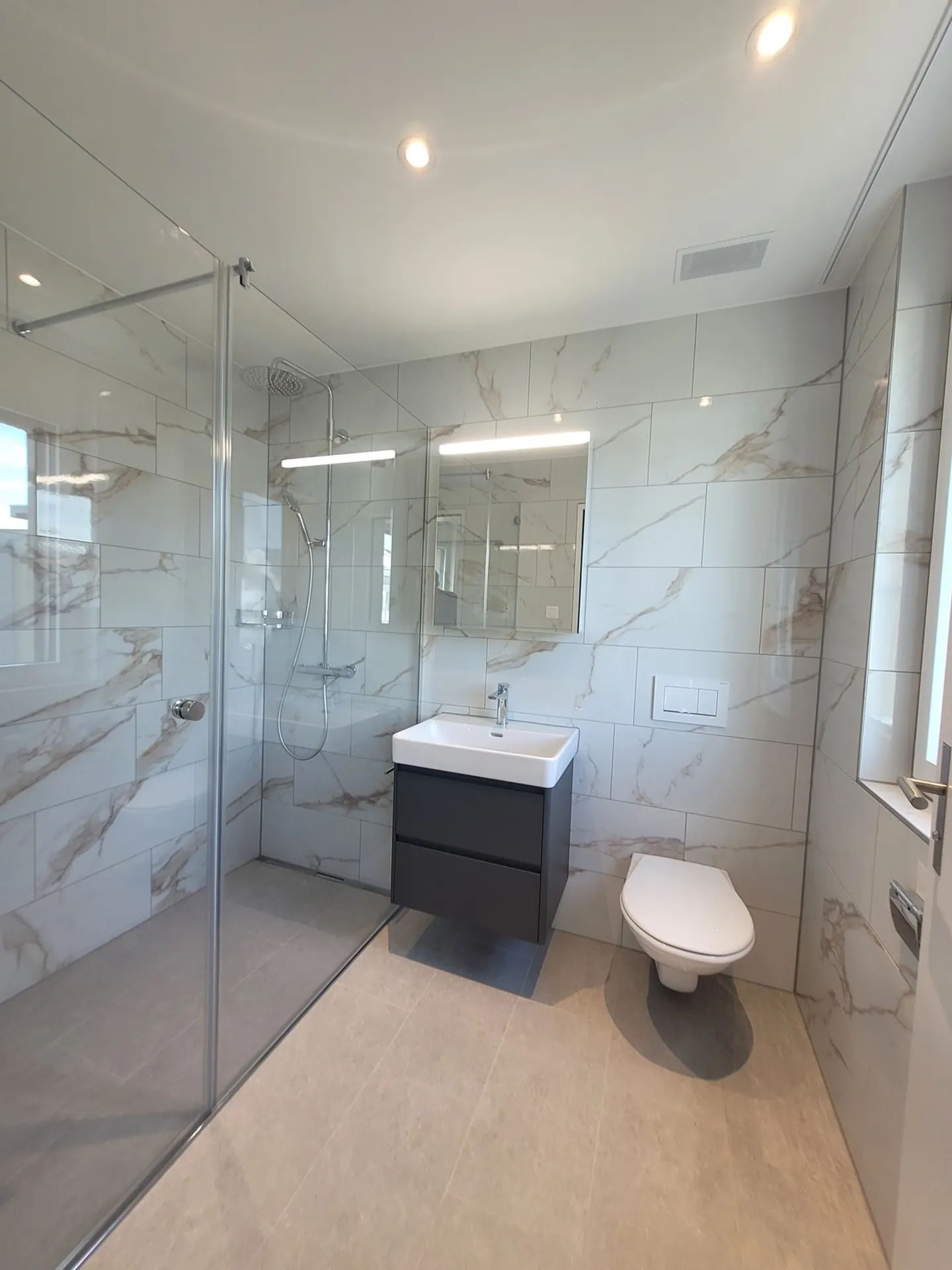 First occupancy in HIGH FIVE – Spacious 4.5-room apartment with winter garden & balcony - Photo 5 of 12