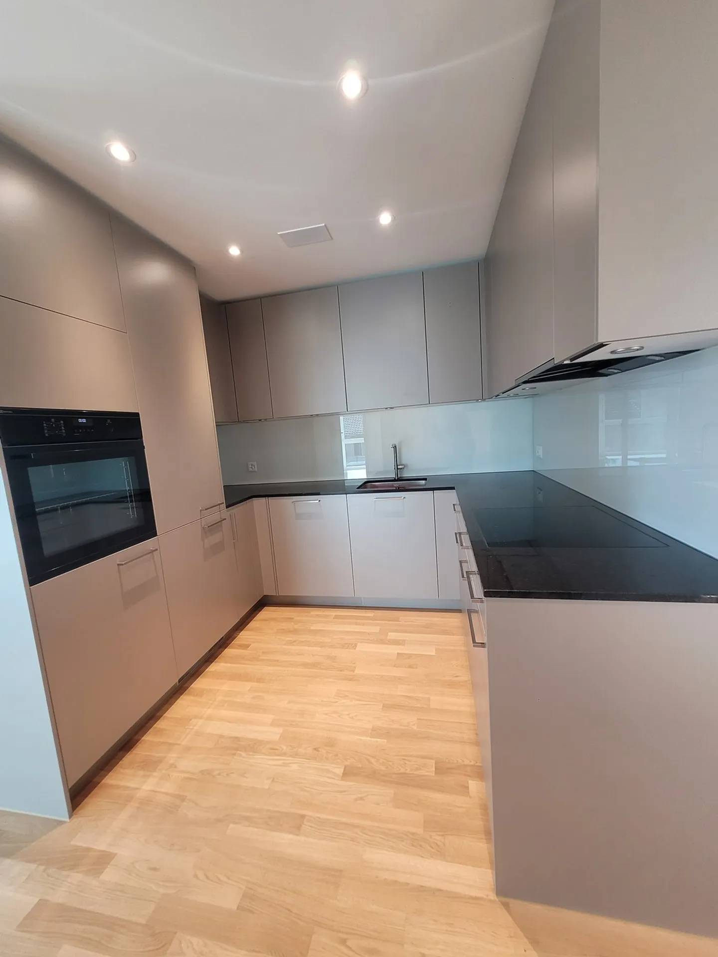 First occupancy in HIGH FIVE – Spacious 4.5-room apartment with winter garden & balcony - Photo 2 of 12
