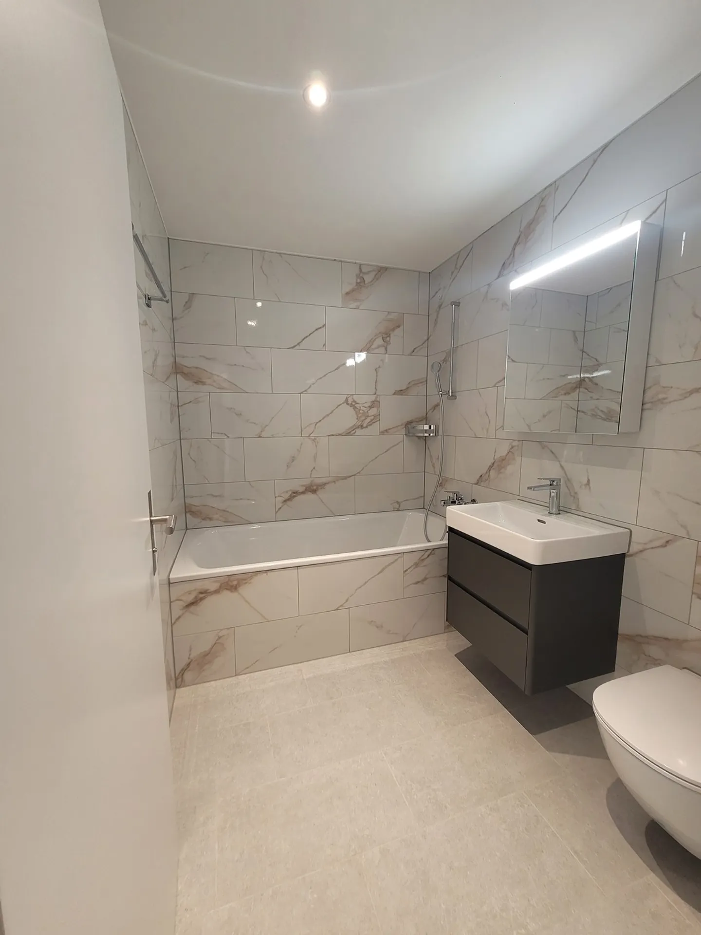 First occupancy in HIGH FIVE – Spacious 4.5-room apartment with winter garden & balcony - Photo 6 of 12