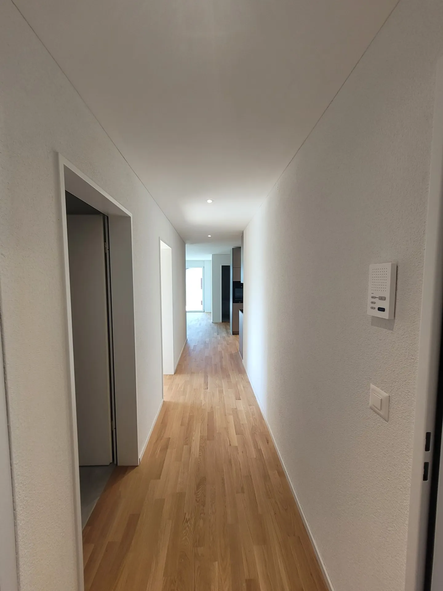 First occupancy in HIGH FIVE – Spacious 4.5-room apartment with winter garden & balcony - Photo 7 of 12