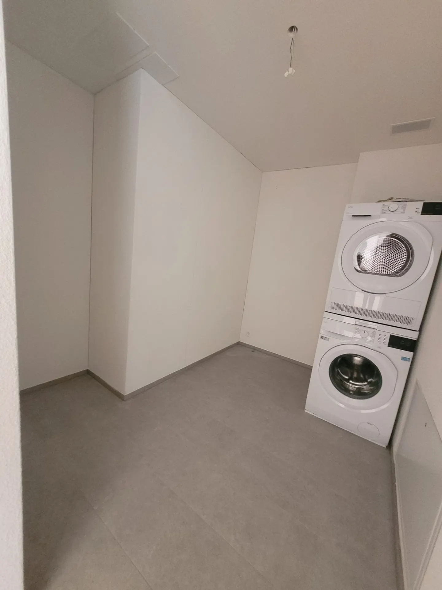 First occupancy in HIGH FIVE – Spacious 4.5-room apartment with winter garden & balcony - Photo 11 of 12