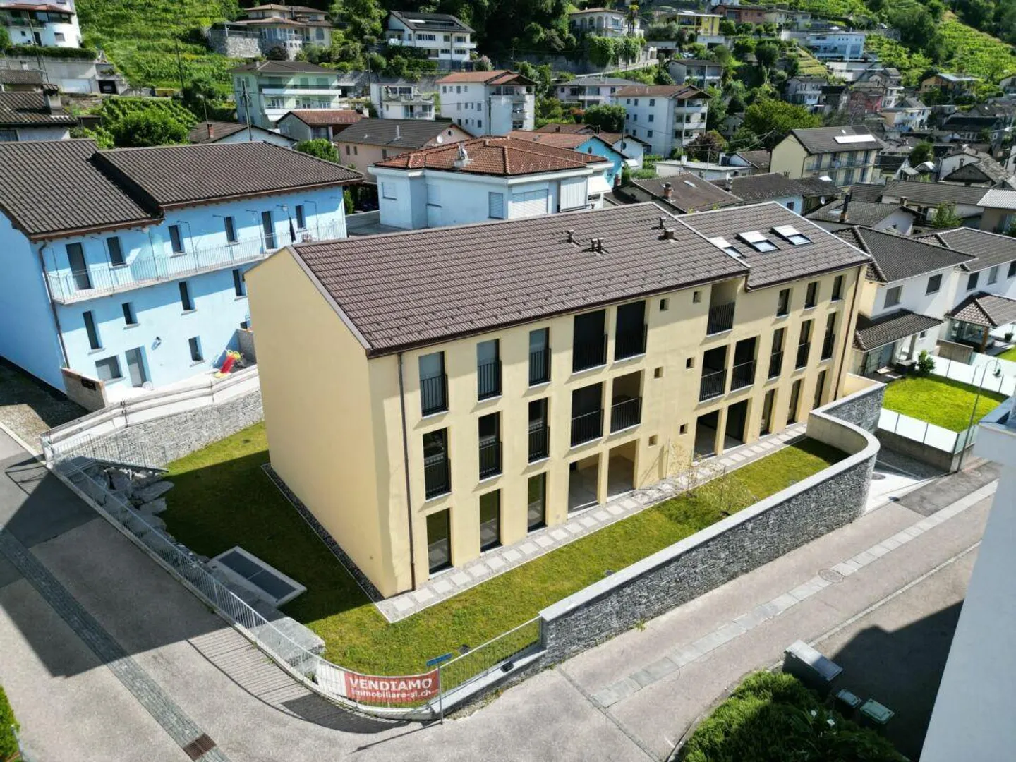 Appartement moderne de 3,5 pièces avec jardin à Gordola - Photo 1 sur 13