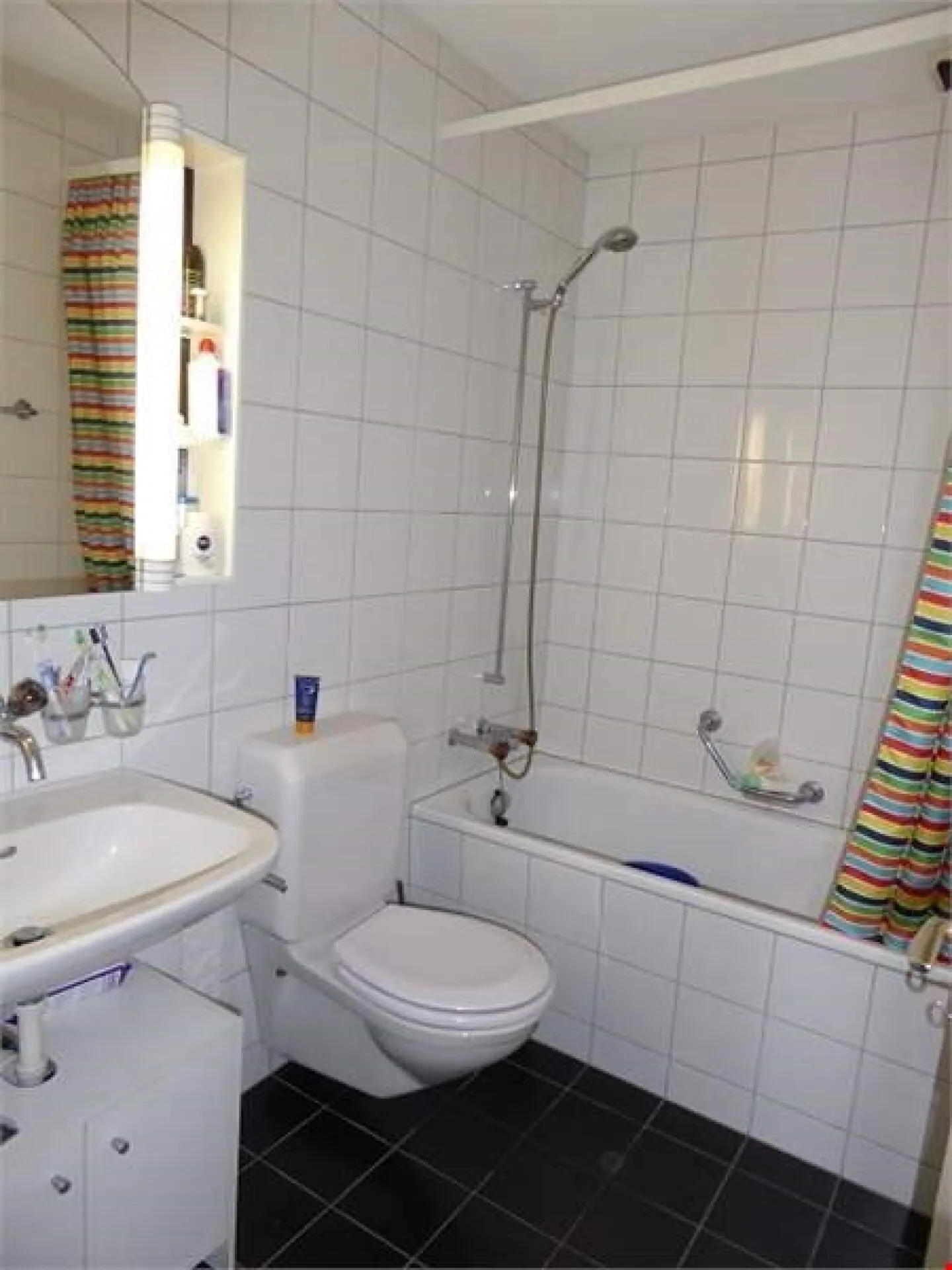 Appartement Charmant avec Terrasse - Photo 3 sur 10