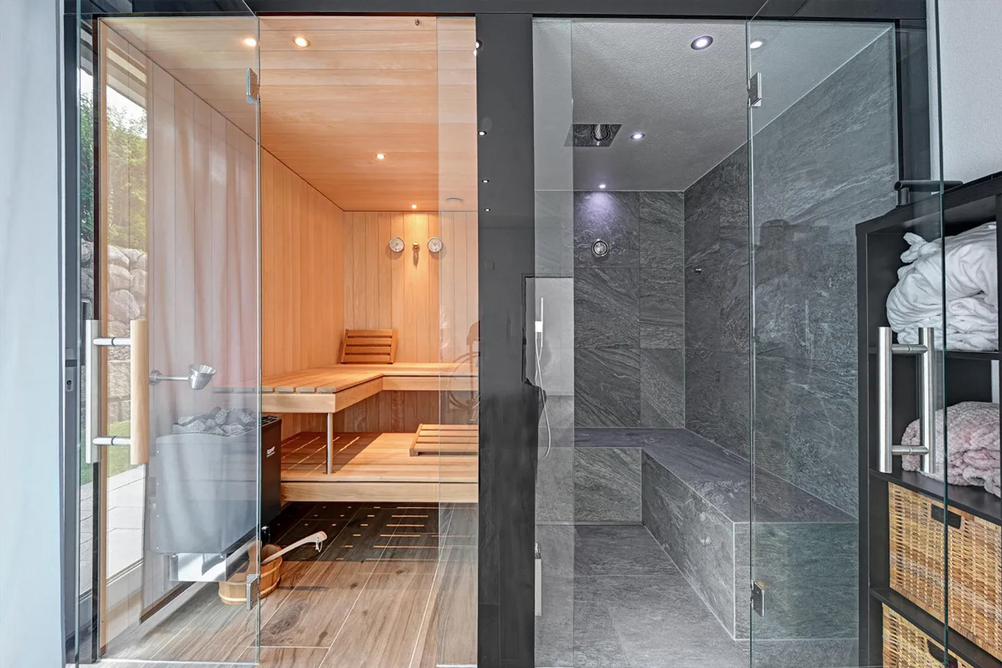 Exclusive 8.5-room villa with pool in a prime location in Gossau! - Photo 7 of 11