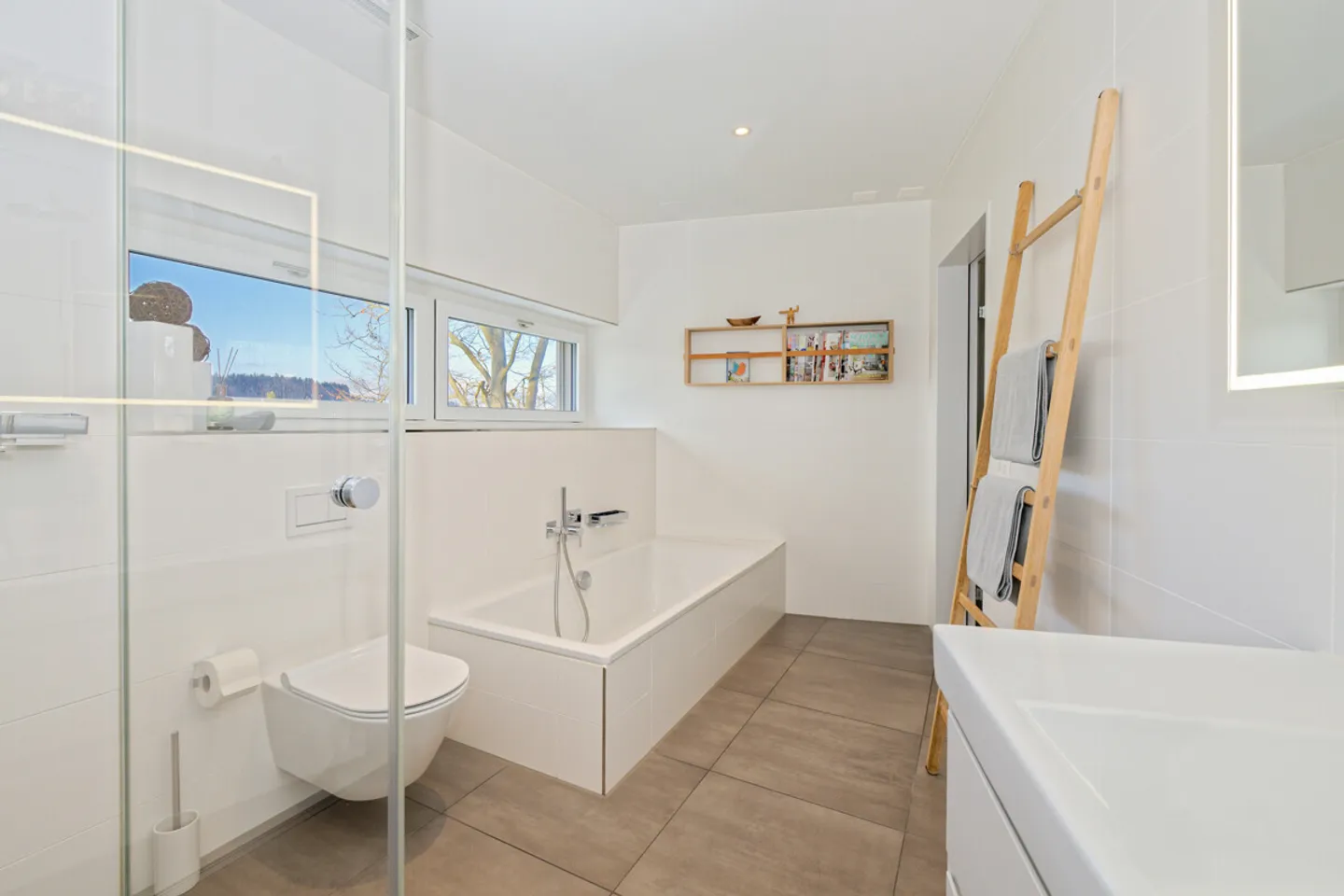 Zwischen See und Wald: Reiheneckhaus an erhöhter Lage - Foto 4 von 5