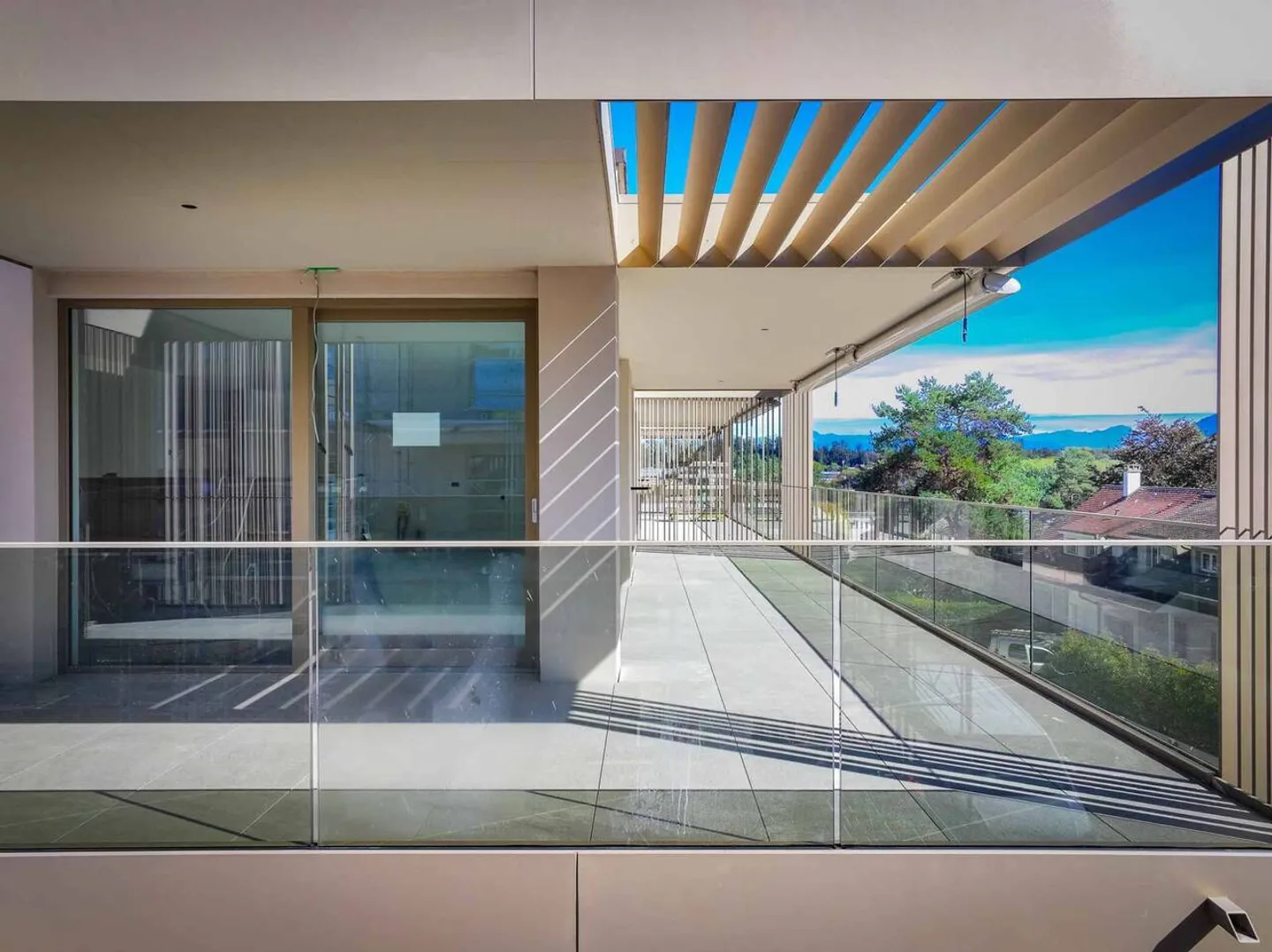 Elegant 3.5-room apartment on the top floor with a large southeast terrace - Photo 4 of 4