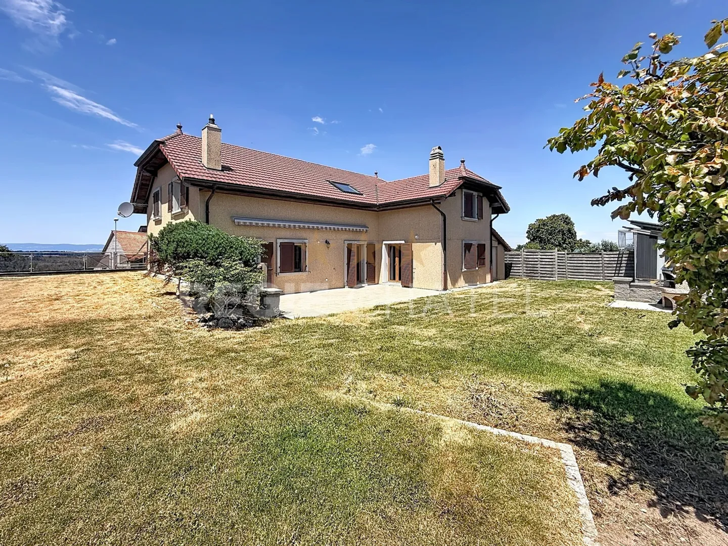 Large 8-room detached villa - Photo 2 of 10
