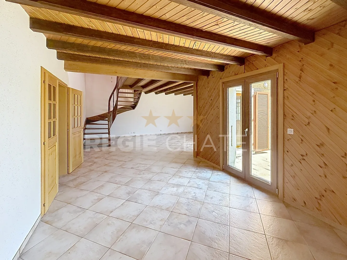 Large 8-room detached villa - Photo 3 of 10