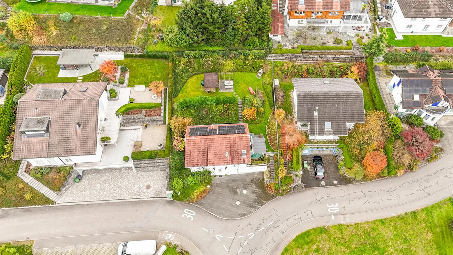 Charming family house with large garden - Photo 2 of 10