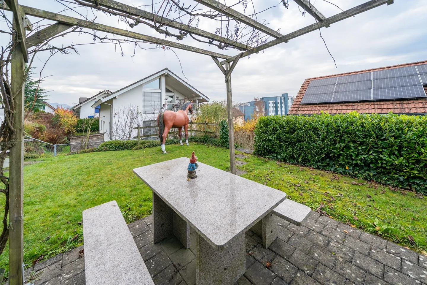 Charming family house with large garden - Photo 3 of 10