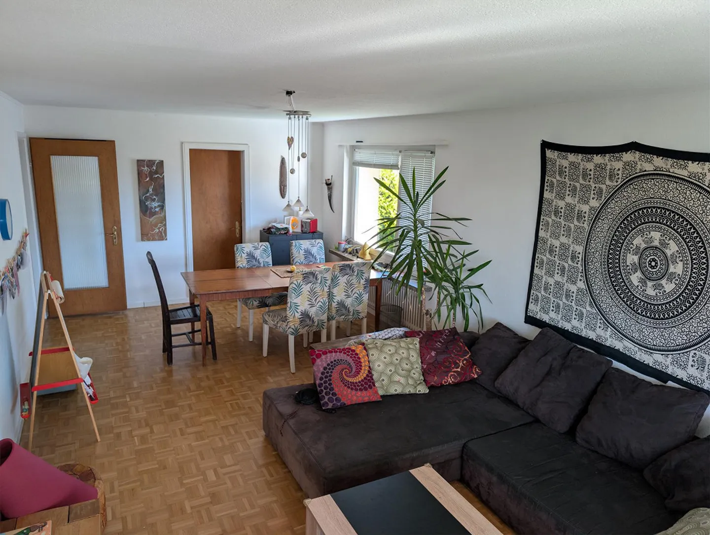 Appartamento familiare luminoso e tranquillo con 5 stanze e ampio balcone - Foto 3 di 9