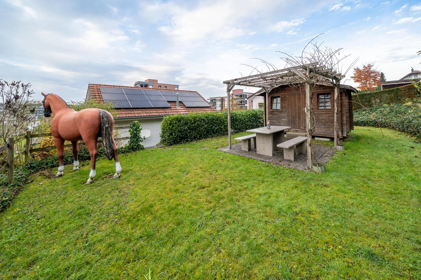 Charming family house with large garden - Photo 4 of 10