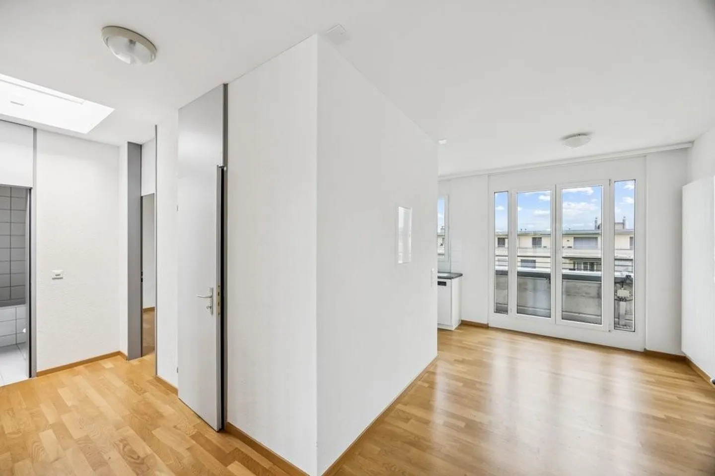 Bright apartment with pleasant living comfort - Photo 4 of 12