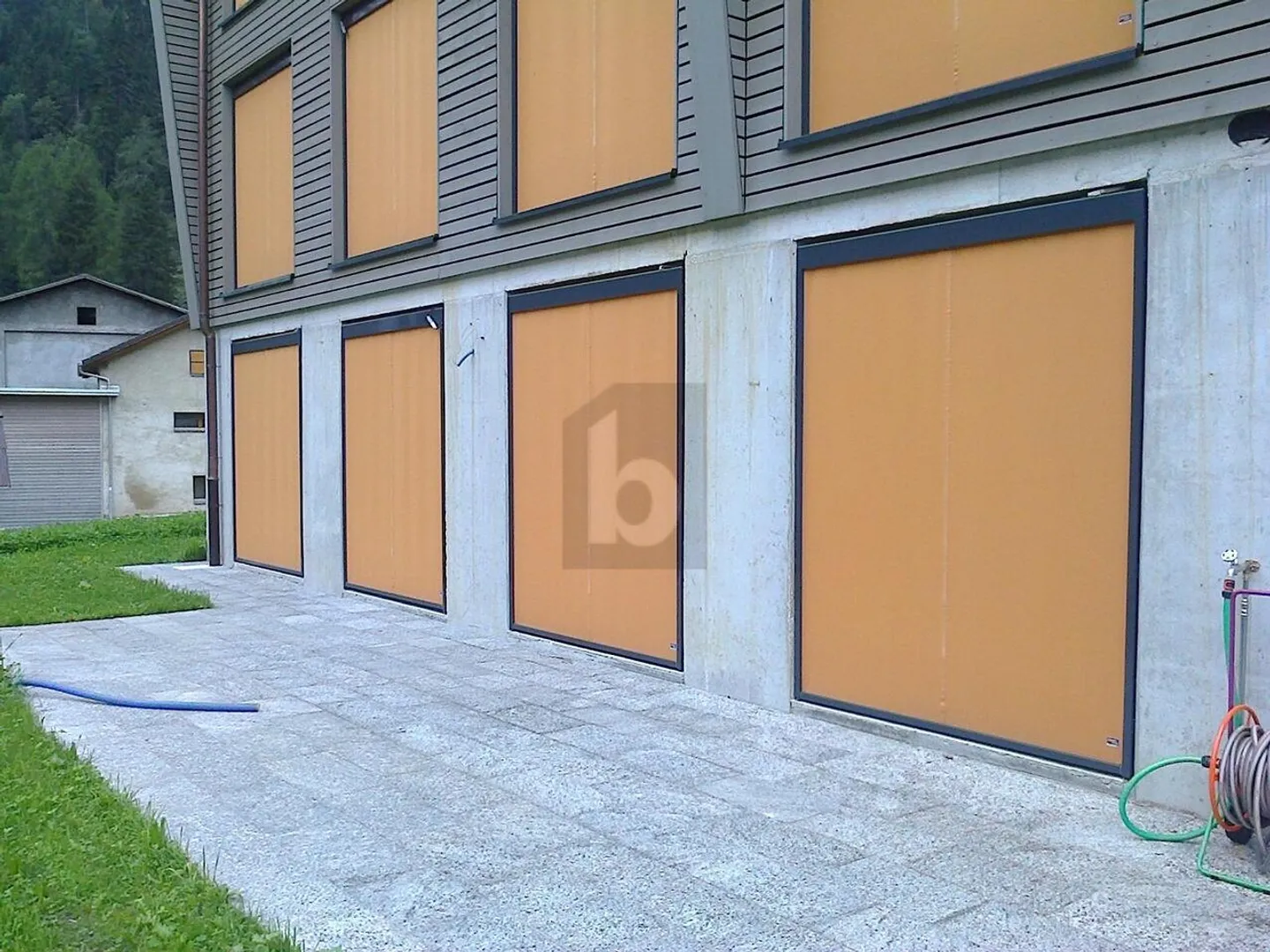 Modern and bright with garden - Photo 2 of 6