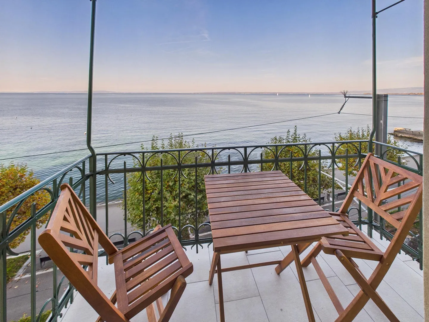 Exclusif & central : Appartement rénové de 3,5 pièces avec vue à 180° sur le lac de Constance... - Photo 1 sur 14