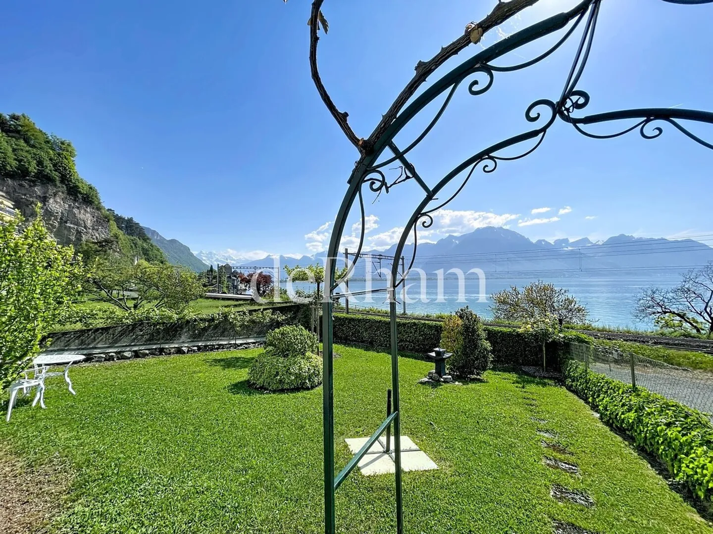 Appartement Charmant avec Vue sur le Lac - Photo 1 sur 13