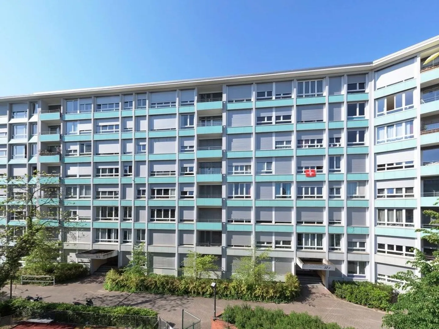 Close to airport, shops and transport - Photo 1 of 2