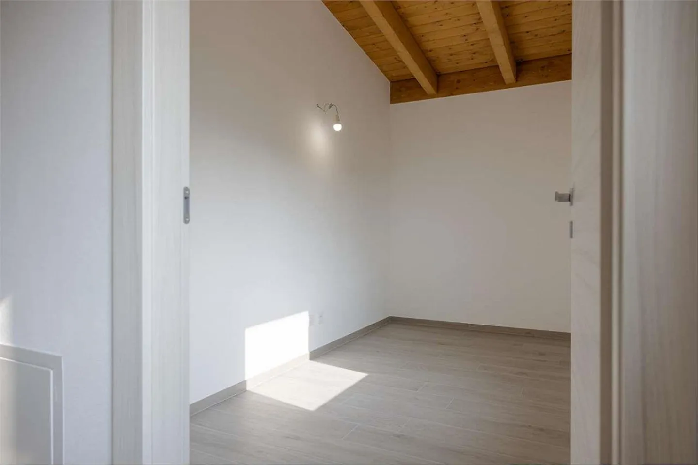 VILLA MINERGIE 4.5 ZIMMER IN SANT'ANTONINO - Foto 10 von 13