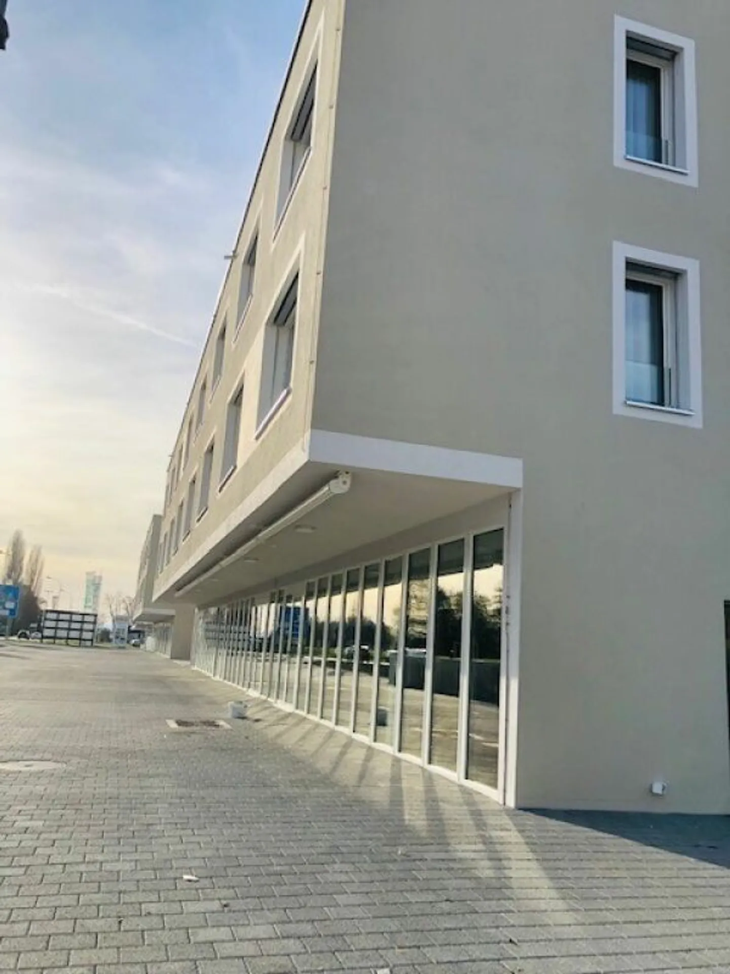 Commercial Spaces in the Au Milavy Business Center 95m2 - Photo 3 of 6