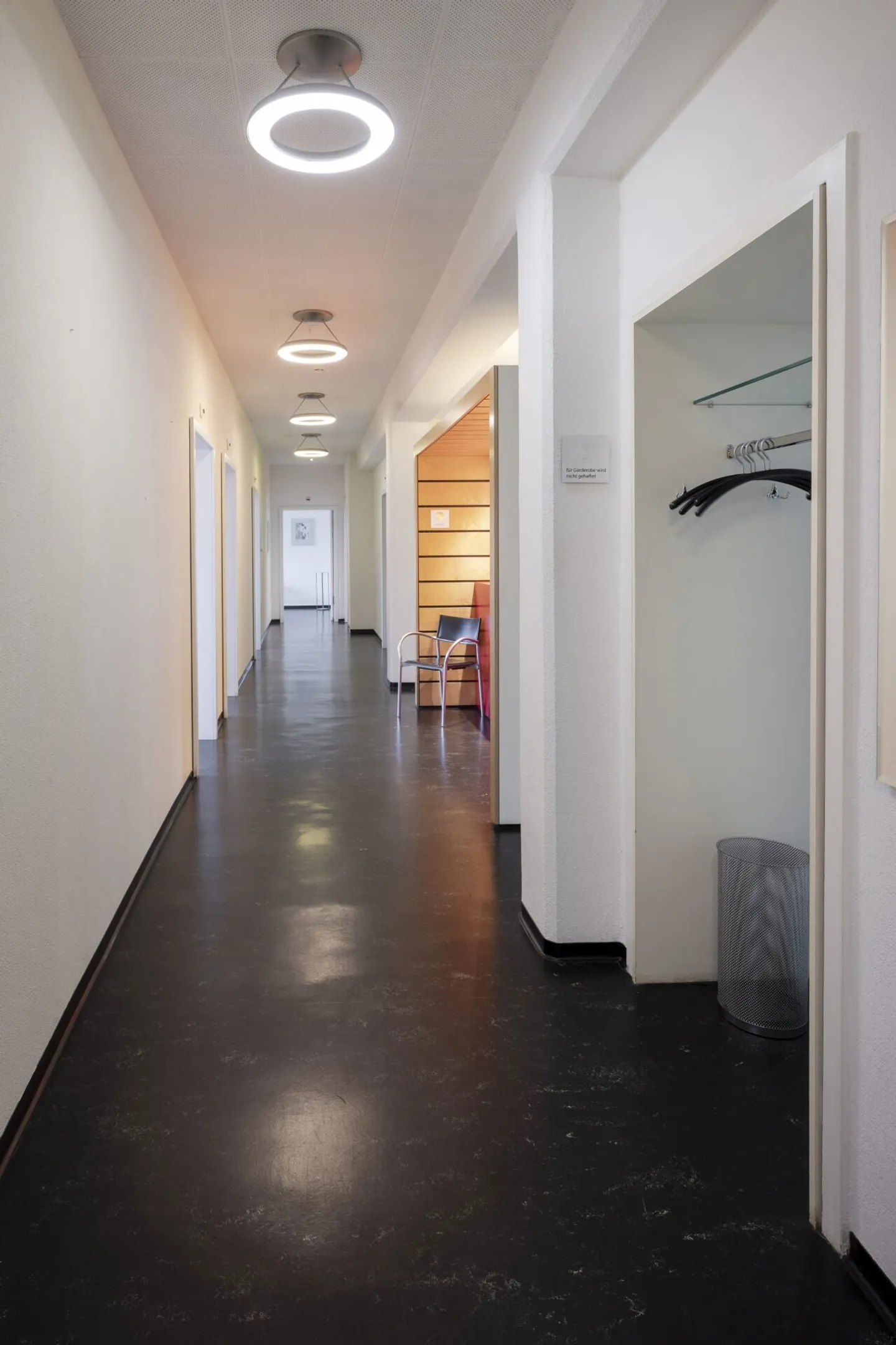 Ready-to-move-in practice with 7 treatment rooms next to Hirslanden Clinic Aarau - Photo 2 of 10