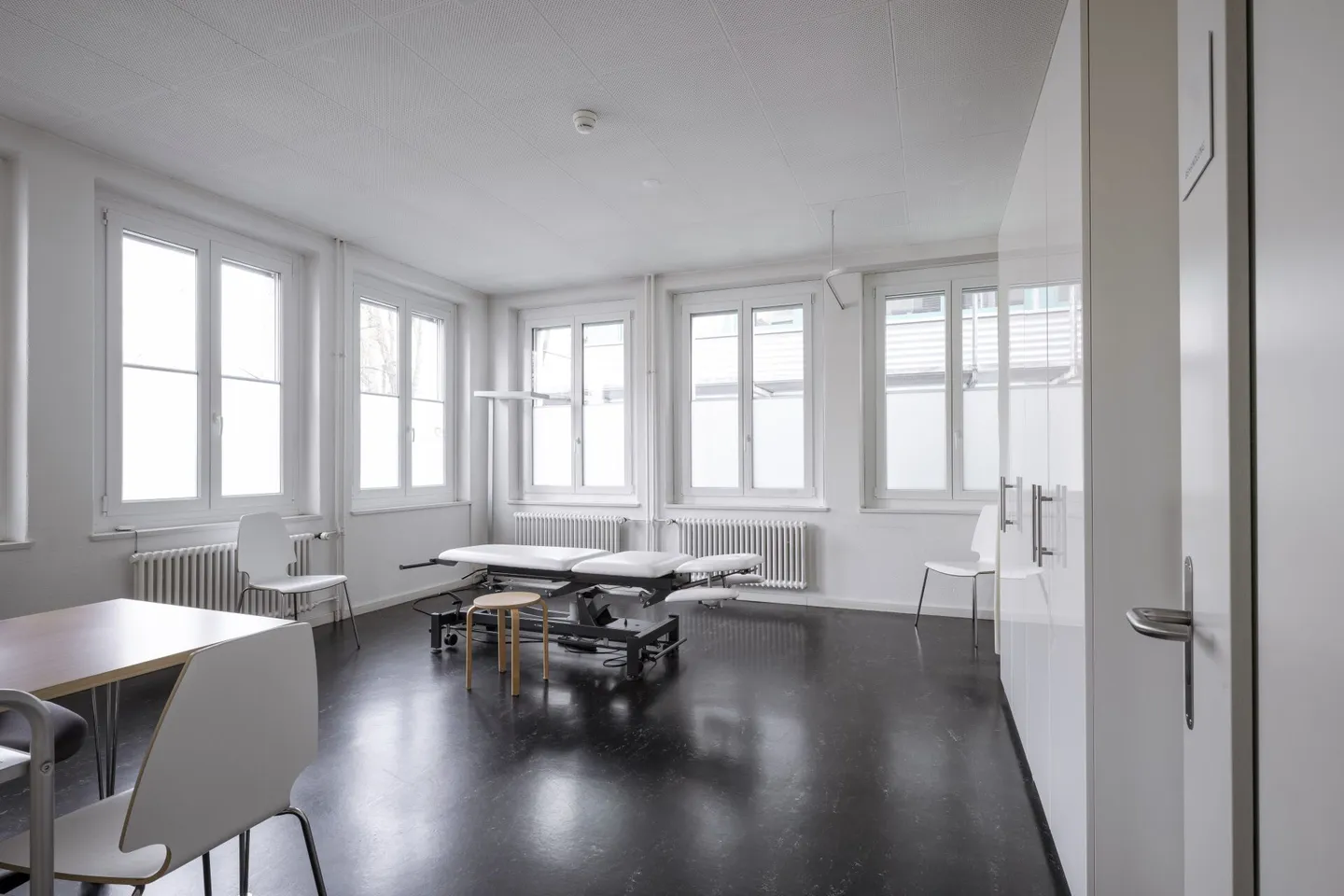 Ready-to-move-in practice with 7 treatment rooms next to Hirslanden Clinic Aarau - Photo 3 of 10