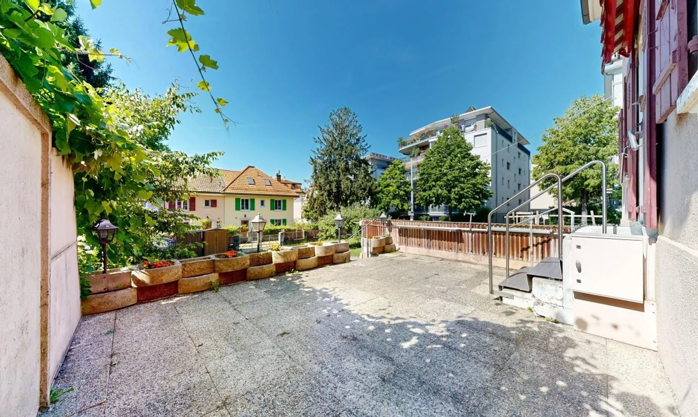Charming 1920s House with Large Private Garden - Photo 10 of 11
